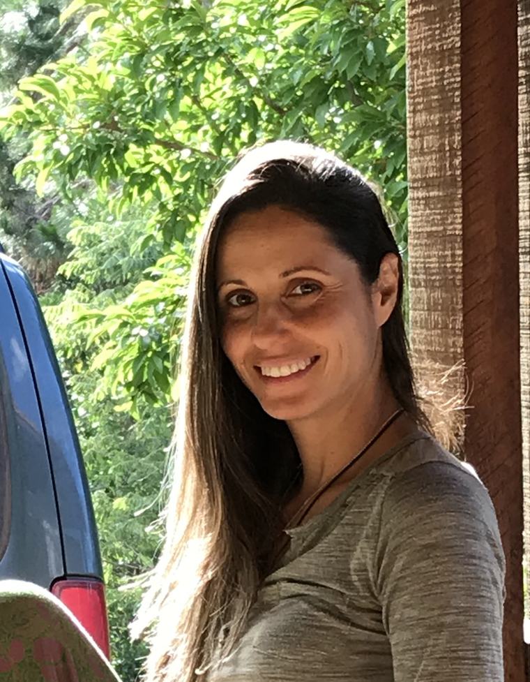 Retrato da Tia Thais sorrindo, com árvores ao fundo